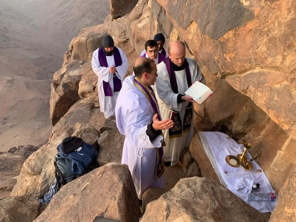 Celebración de la misa sobre un altar junto a las rocas